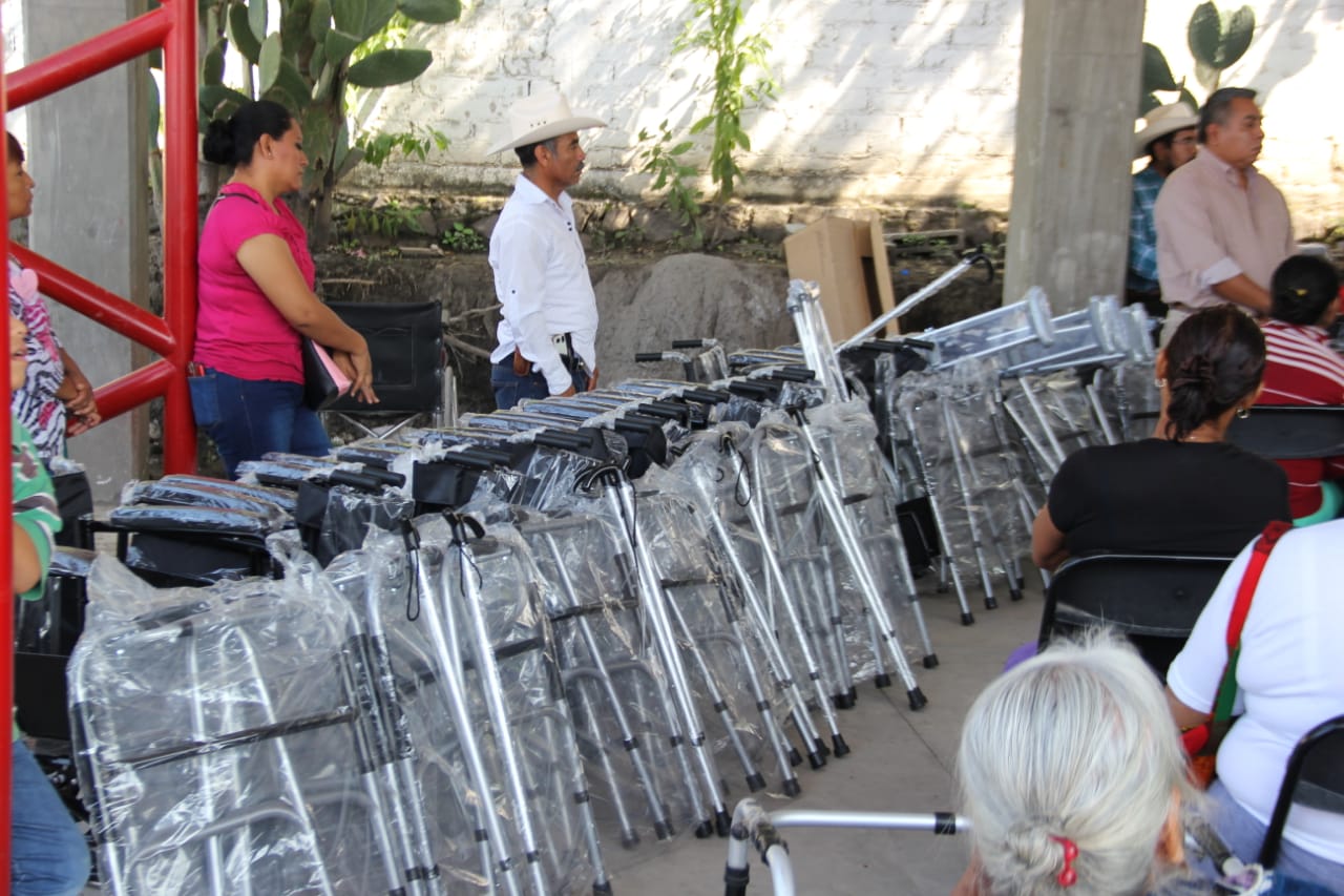 DIF de Ayala entrega aparatos funcionales a adultos mayores