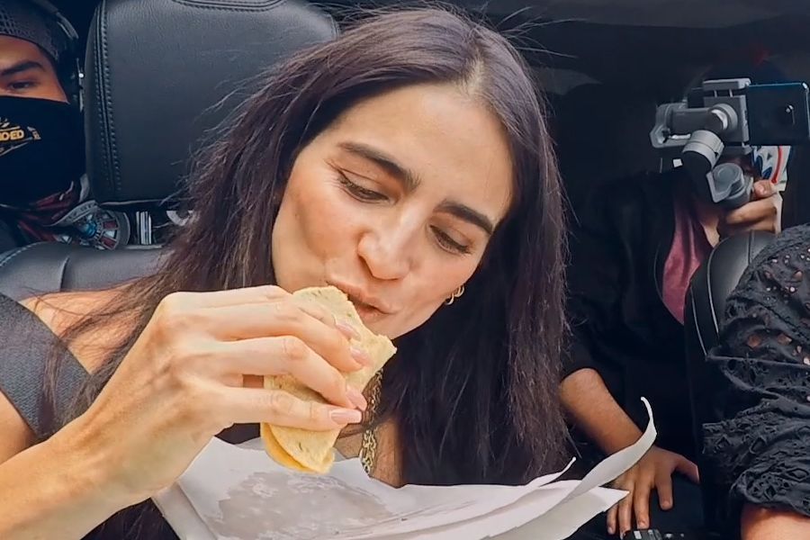 Bárbara de Regil acepta RETO de comer un taco