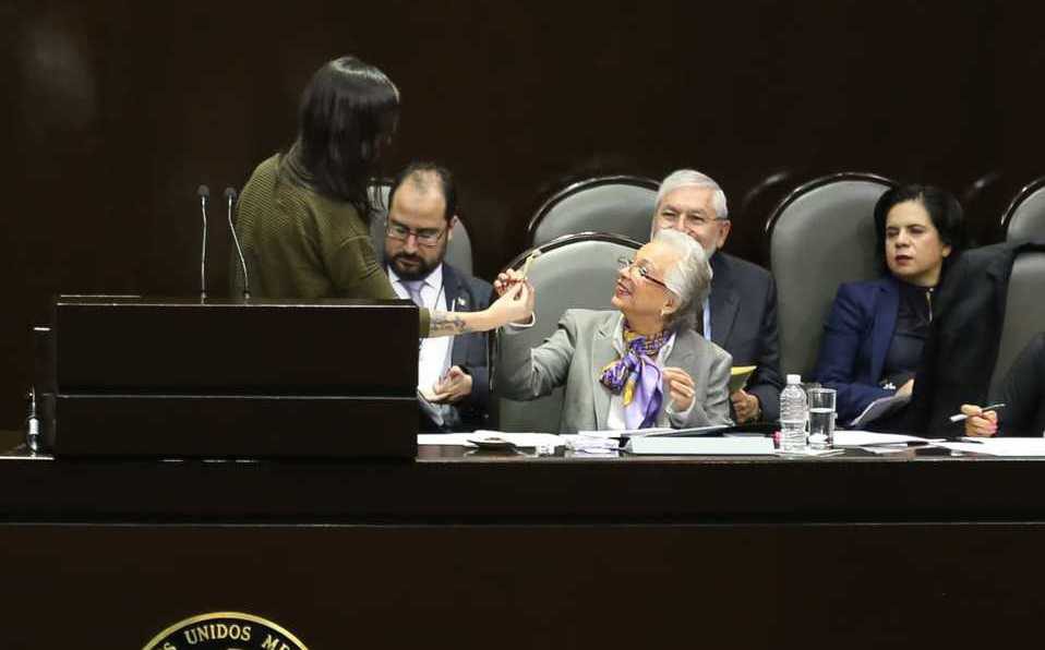 (VIDEO) Diputada le regala un ¡churro de marihuana! a Olga Sánchez Cordero