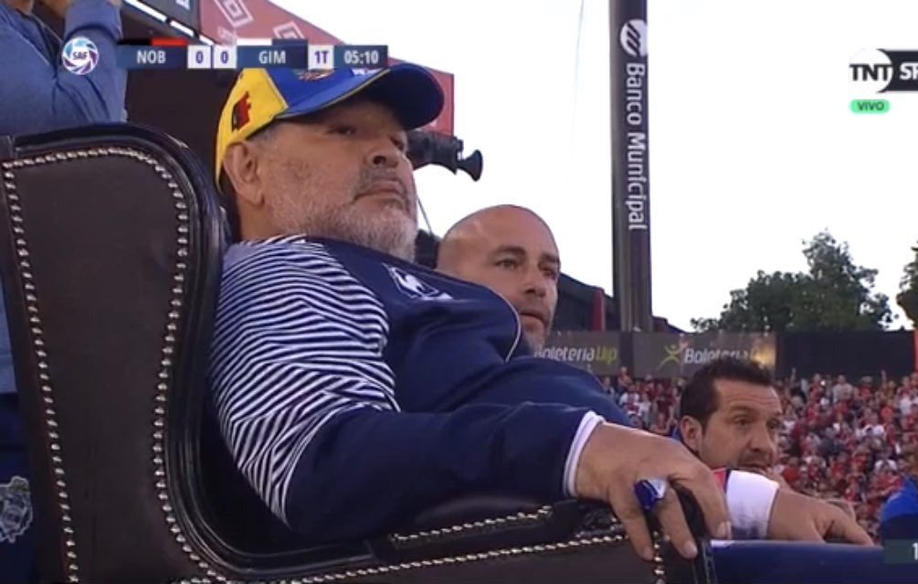 Se burlan de Maradona por trato de ‘Rey’ por parte del Club Newell’s