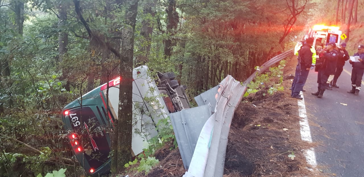 12 lesionados por volcadura de autobús en carretera Huitzilac-Santa Martha