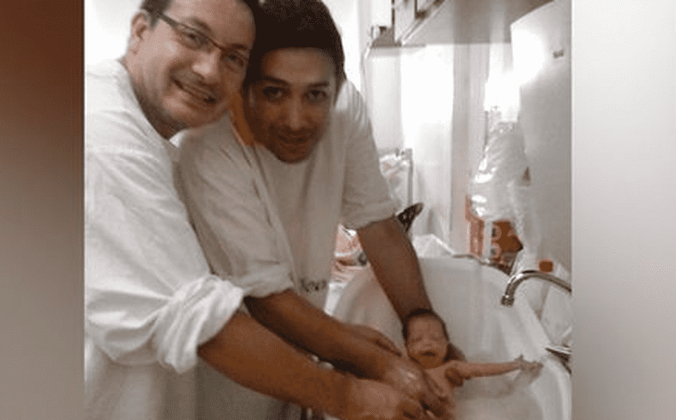 Pareja gay adopta a bebé con VIH