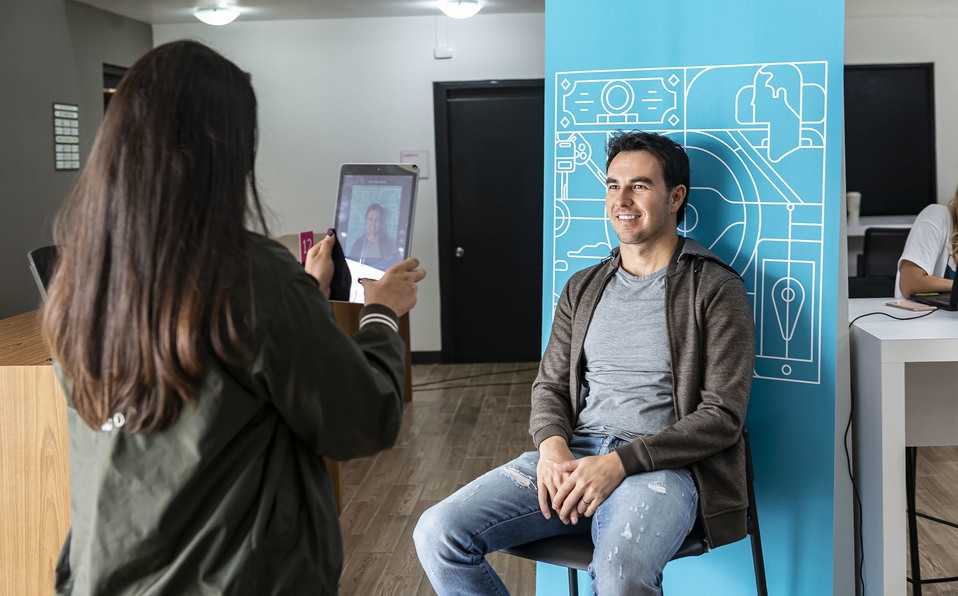 Checo Pérez se registra como conductor de Uber