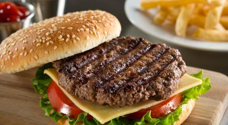 Profeco encuentra pellejo, soya y carne de cerdo en hamburguesas de res