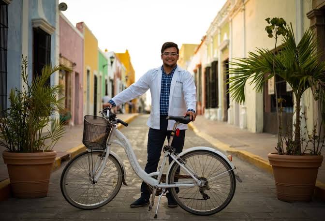 Doctor en bicicleta atiende comunidades rurales