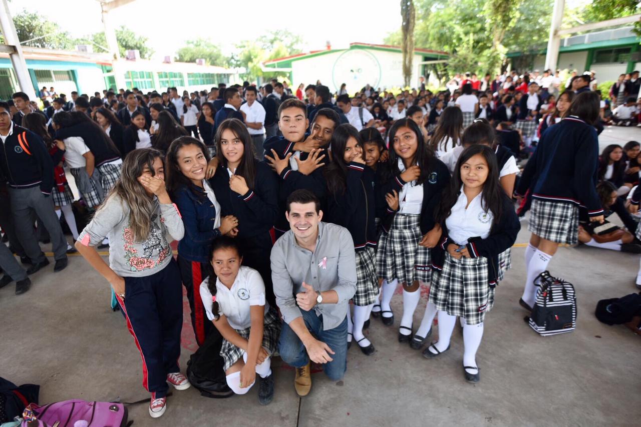 Enseñan a jóvenes y adolescentes el uso del condón para prevenir ITS