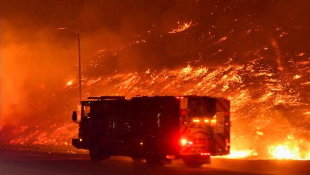 Miles de evacuados en Los Ángeles por incendio avivado por fuertes vientos