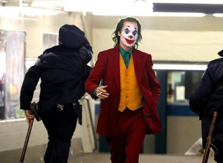 Hombre desata pánico durante función de ‘Joker’ por gritar: ‘Allahu Akbar’