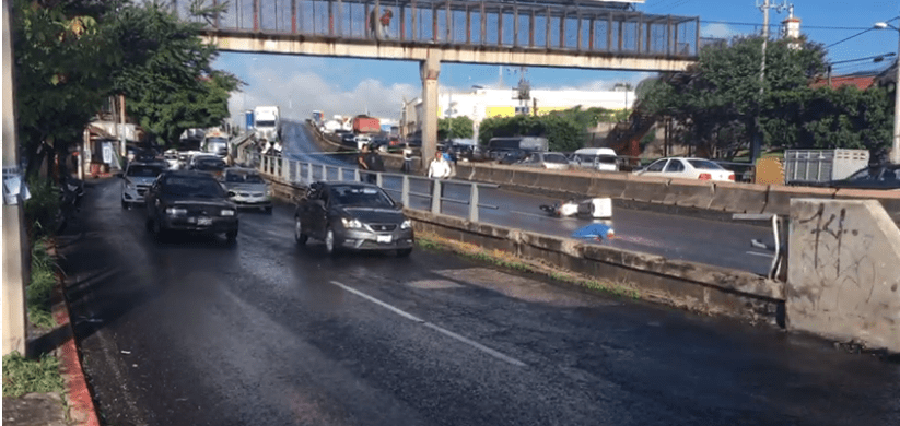Moticiclista muere al derrapar y ser atropellado
