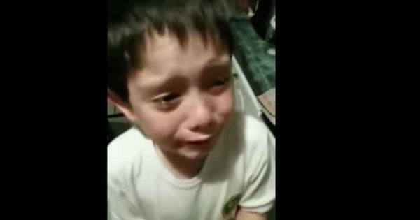 Niño mata sin querer a hormiguita y se hace viral (VIDEO)