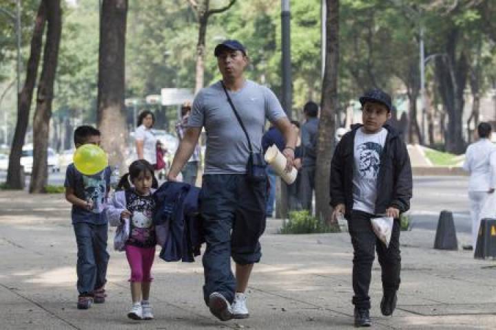 Papás solteros ahora tienen derecho a recibir 1,600 pesos