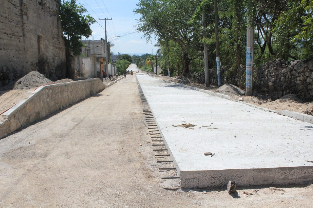 Avanzan obras de drenaje y pavimentación en Ayala