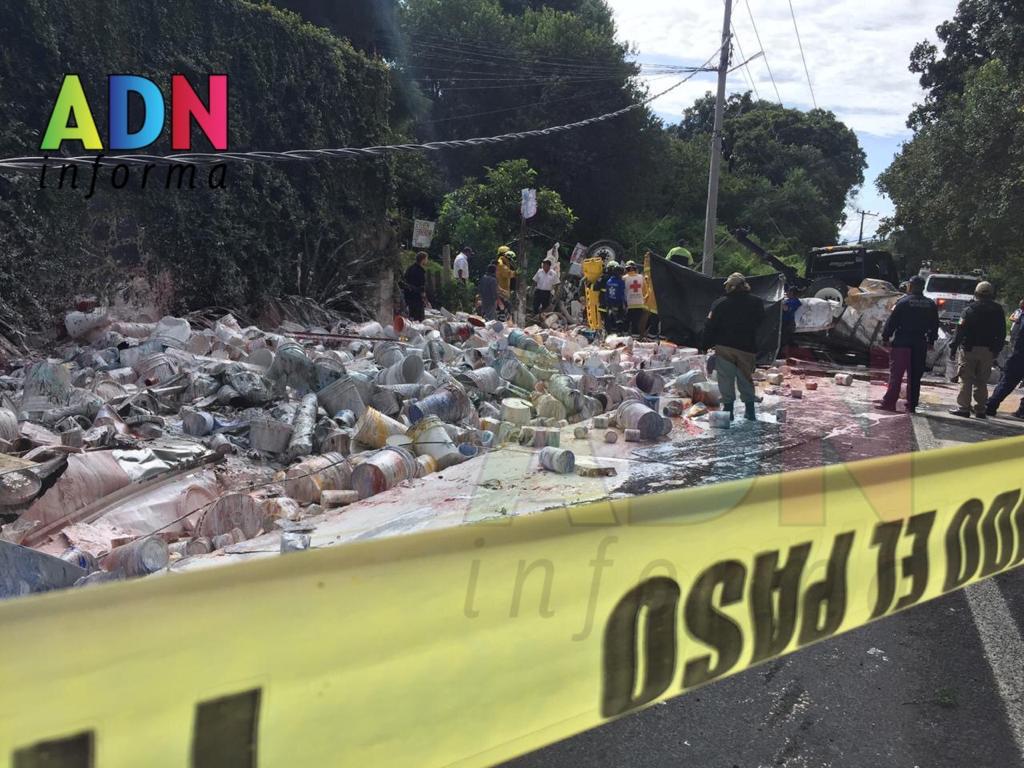Vuelca camión cargado de pinturas en la Cuernavaca-Huitzilac