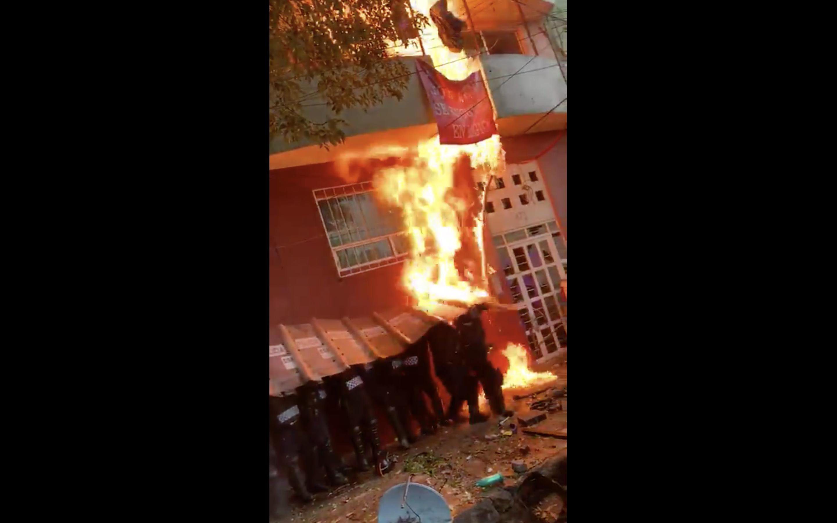 (VIDEO) Policías son agredidos, tras desalojo de departamentos