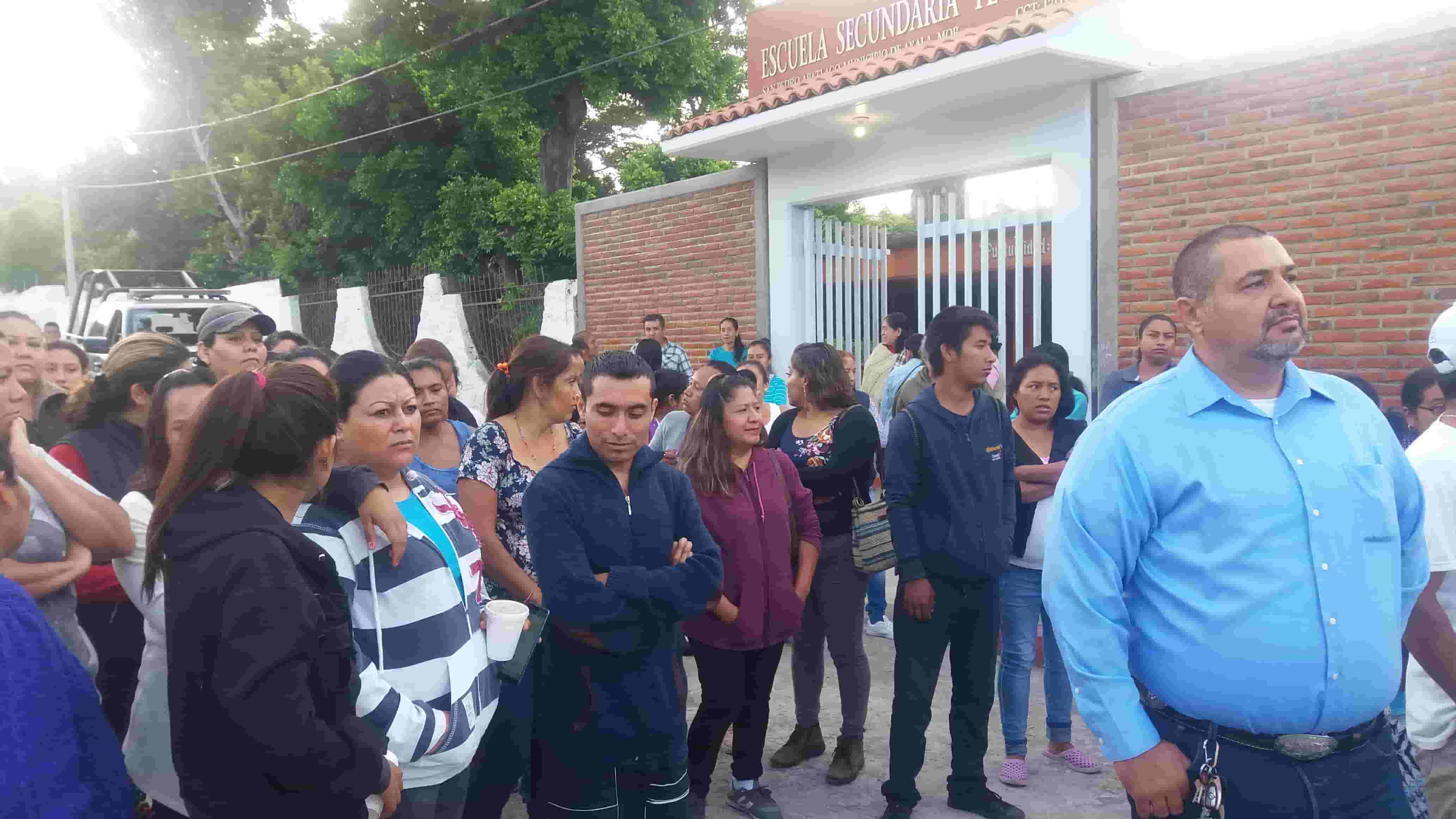 Familias de secundaria de Cuautla impiden ingreso de nuevo director por mala reputación