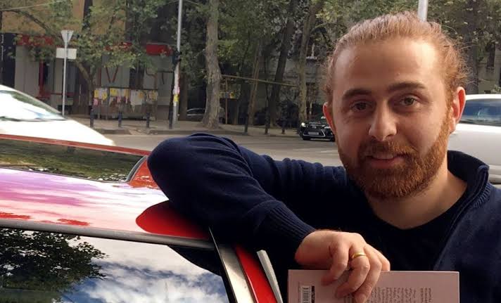 Taxista cobra los viajes con platica sobre literatura