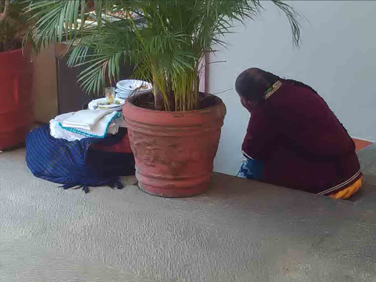 Captan a mujer triste por no vender sus servilletas artesanales