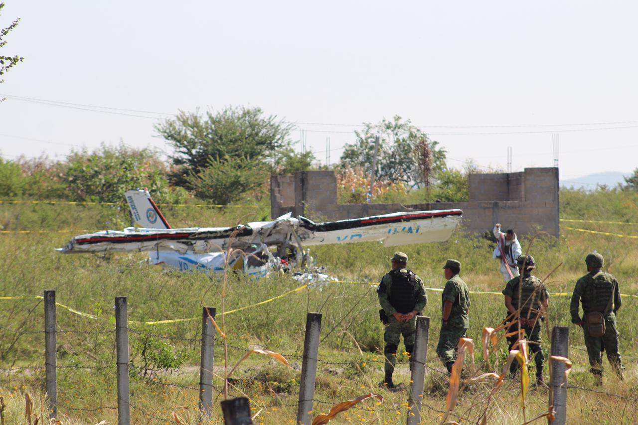 Mueren piloto y alumno en desplome de avioneta