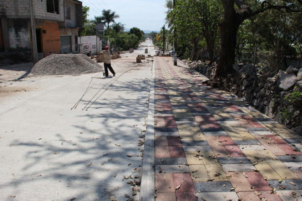 Avanzan obras de pavimentación y drenaje en Ayala
