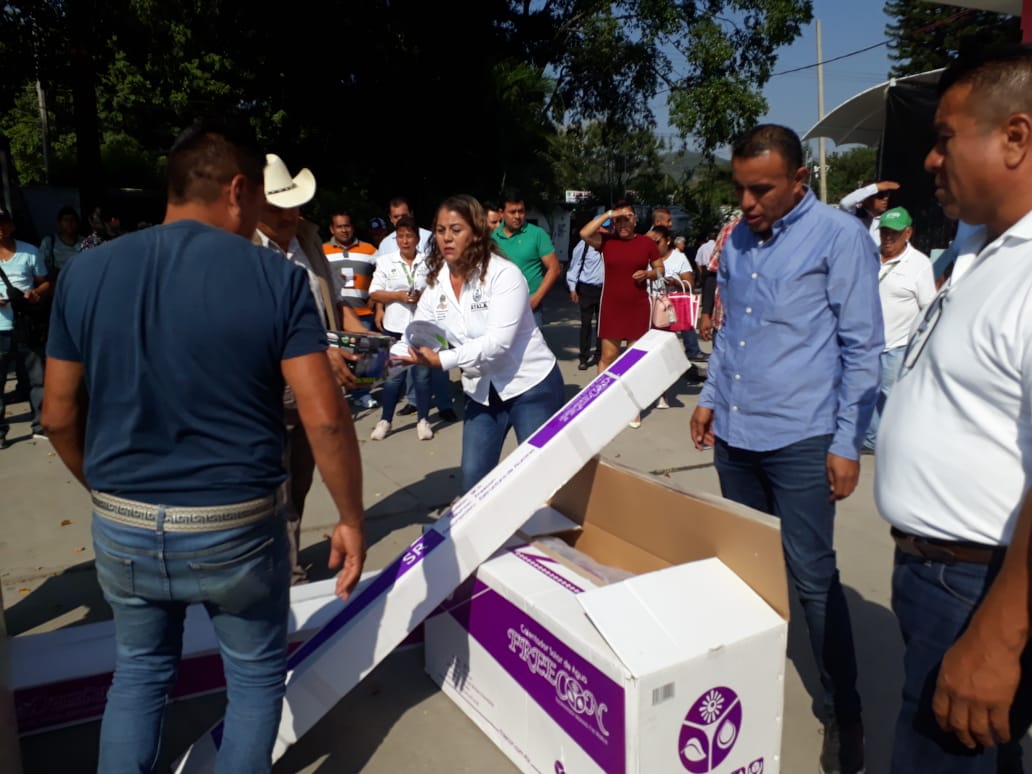 Entregan paquetes de MEJORA de VIVIENDA en Ayala