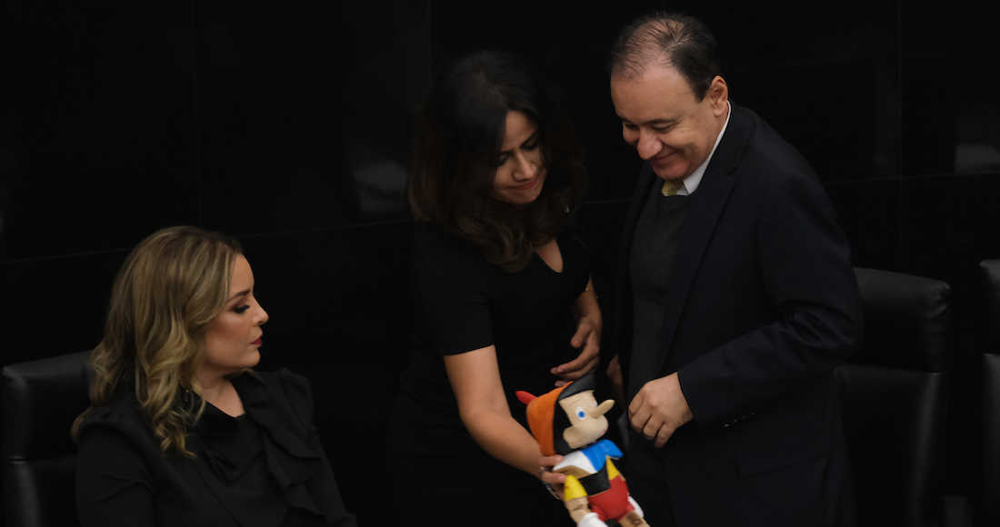 PAN regala muñeco de Pinocho a Durazo por ‘mentiras’ sobre Culiacán