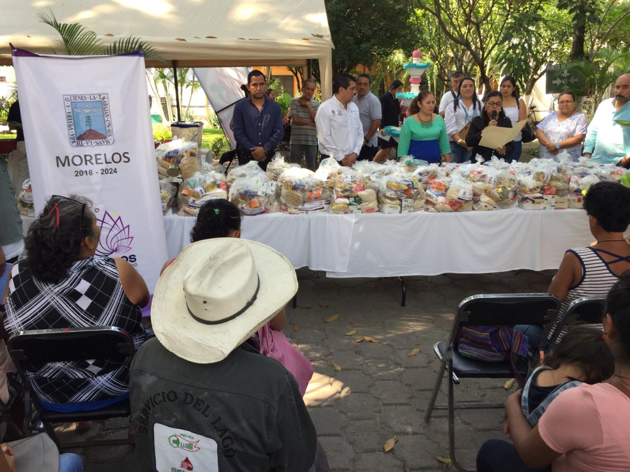 Sedeso entrega apoyos alimentarios en Tequesquitengo