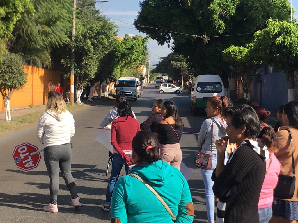 Bloquean carreteras padres de familia de la Primaria Plan de Ayala de Cuautla