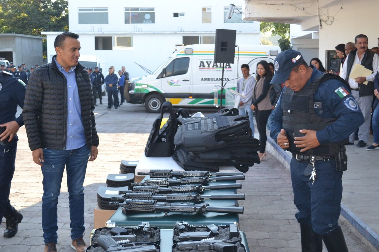 Entregan armas y equipo a policías y bomberos de Ayala