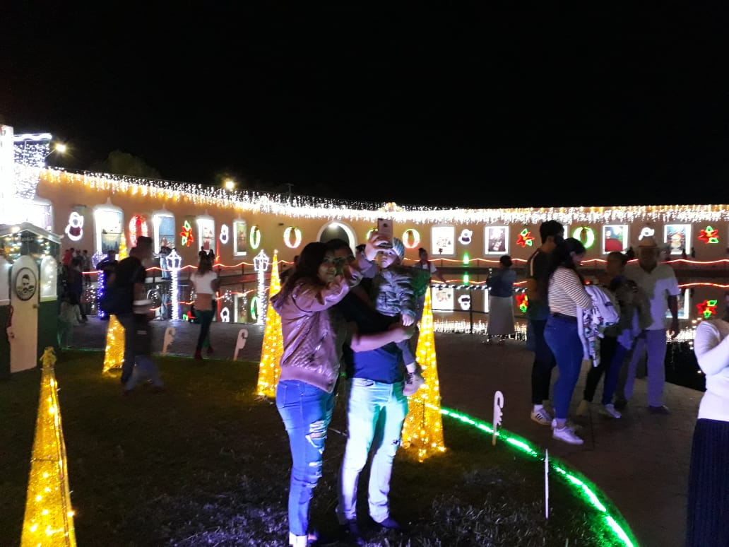 Iluminan Ayala, tierra de Zapata, con pabellón Navideño