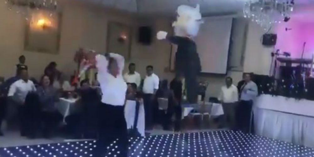Posada de diputados del PRD incluyó romper piñata de AMLO