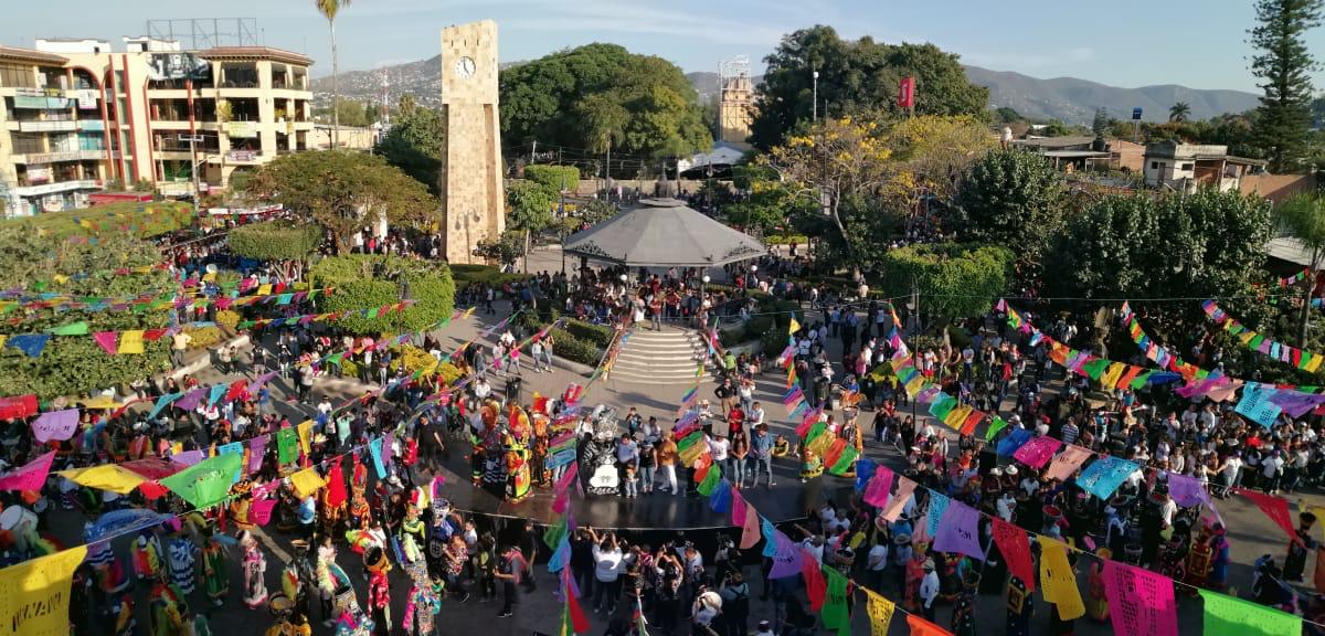 Zócalo de Jiutepec se pinta de colores con mil 500 chinelos