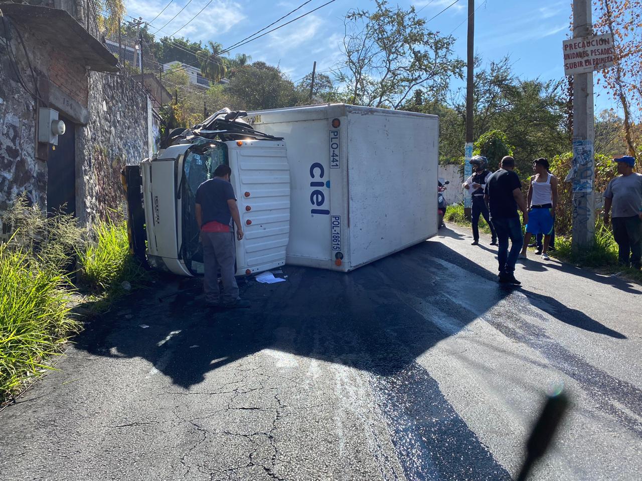 Camión vuelca a causa de una fuga de agua en Cuernavaca