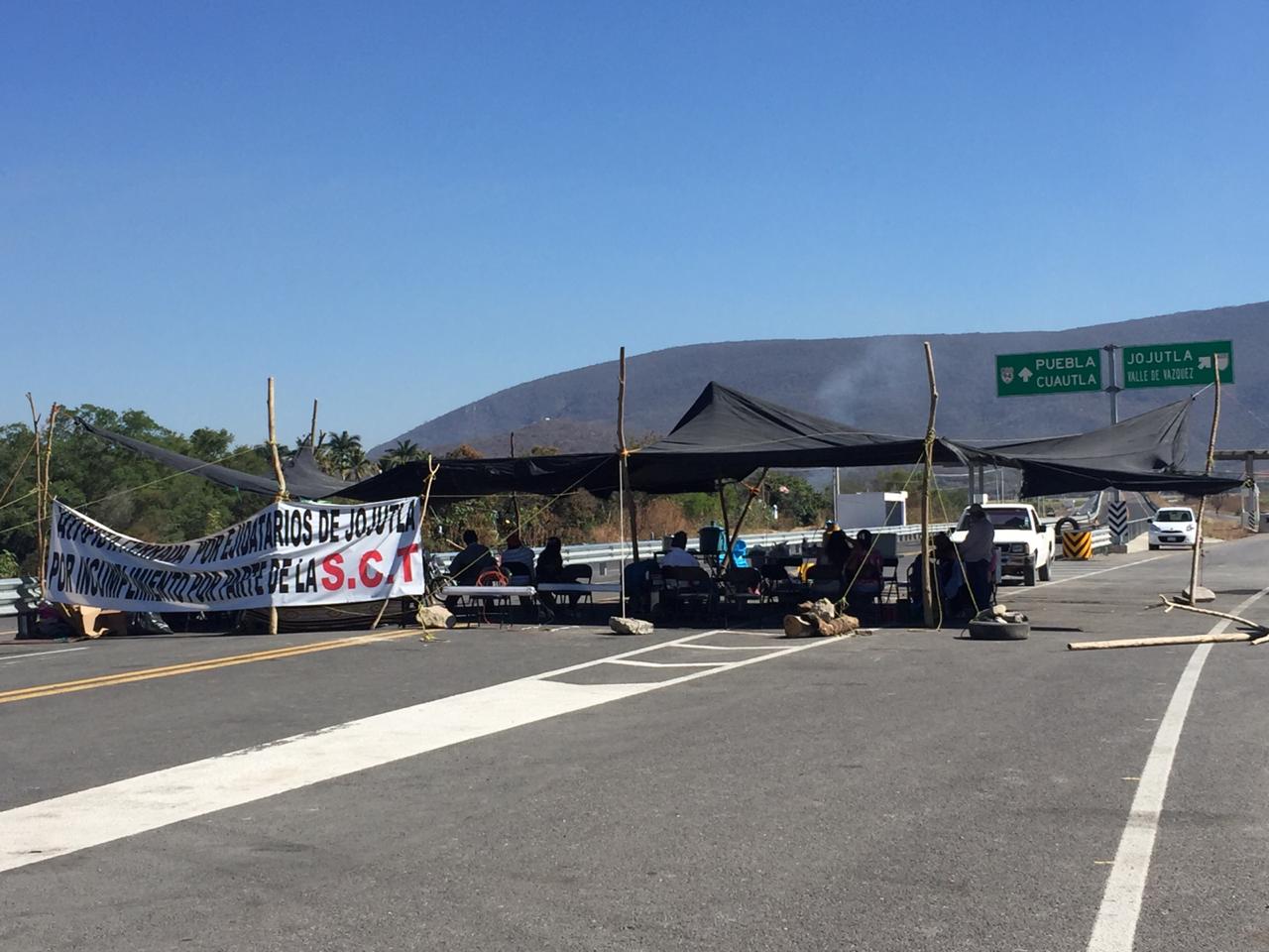 Vecinos de Jojutla cobran hasta 150 pesos a automovilistas en vereda de la Autopista Siglo XXI