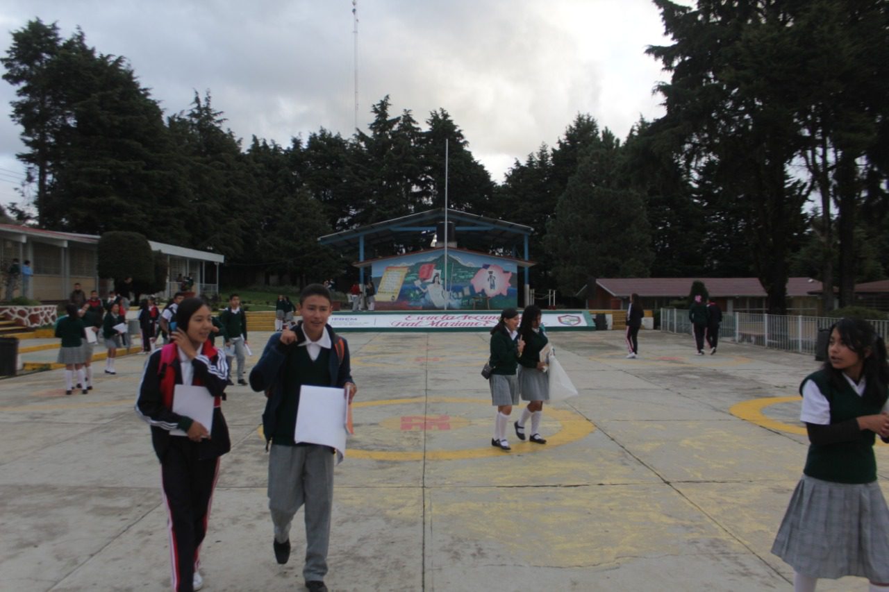 Por FRÍO llaman a asistir BIEN ABRIGADOS a escuelas