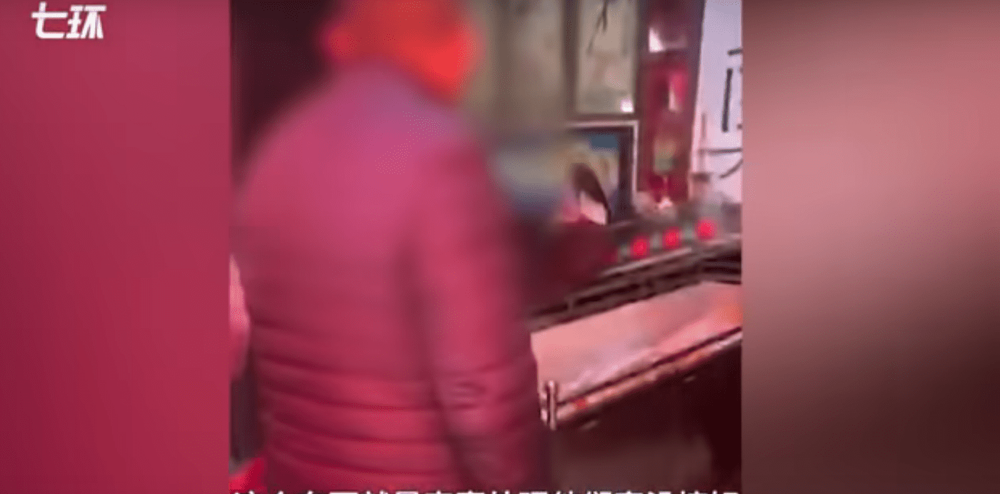 [VIDEO] Hijos golpean el cuerpo de su padre en su funeral por abandonarlos