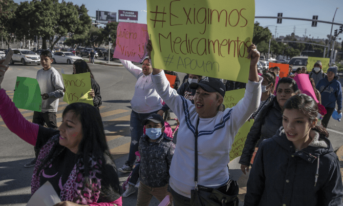 ‘Sin medicamentos, el cáncer se está comiendo a nuestros hijos’ dicen madres a AMLO
