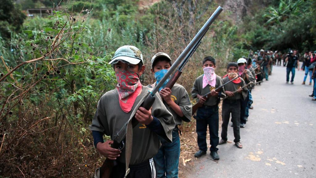Dan ARMAS a NIÑOS para ser autodefensas en Guerrero