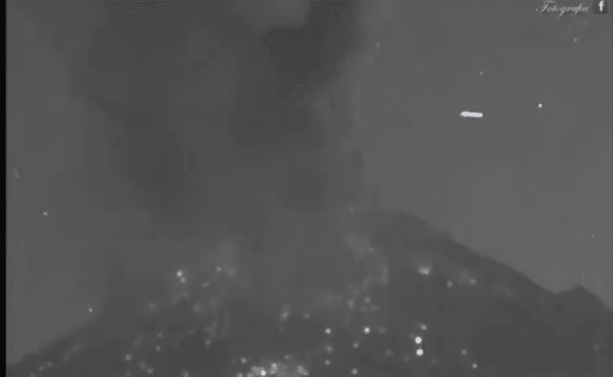 Observan supuesto OVNI en explosión del Popocatéptl