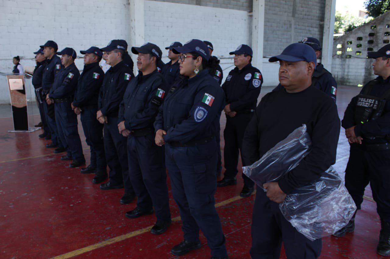 Entregan equipo de protección a policías de Tetela del Volcán