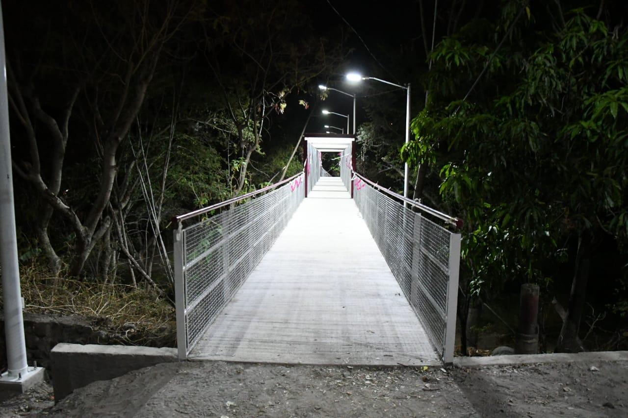 Colocan puente para unir colonias en Cuautla después de 8 años de gestión