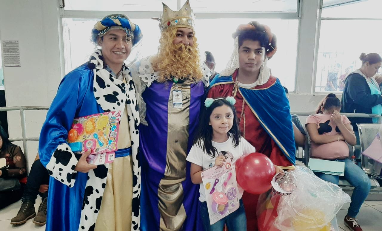 Reyes Magos visitan a pacientes del Hospital G. Parres