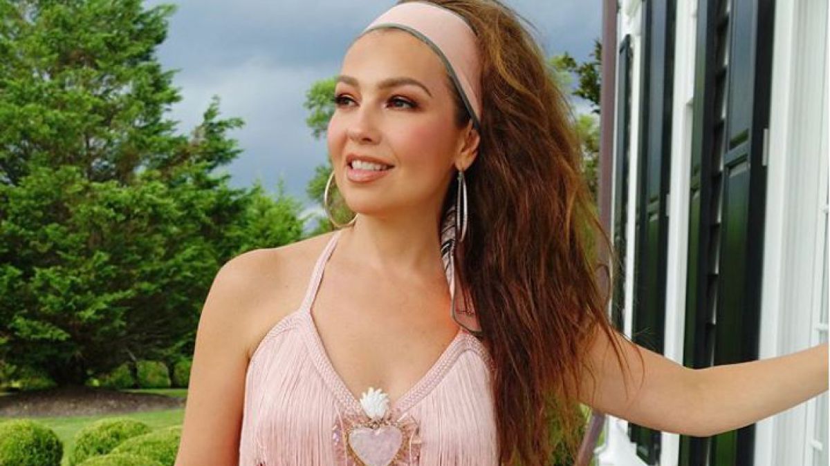 Se le sale lo Pedro Sola a THALÍA y menciona publicidad de la competencia en RADIO