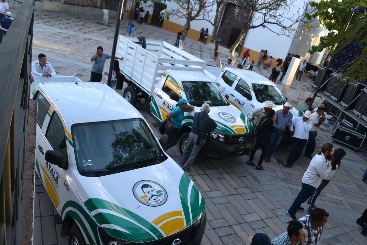 Entregan 9 unidades para servicios municipales en Ayala