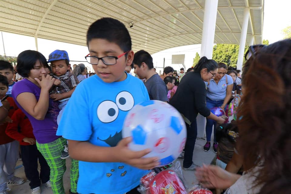 Reyes Magos entregan juguetes a la niñez de Yecapixtla