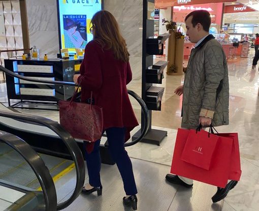 Captan a Yeidckol Polevnsky comprando en Carolina Herrera