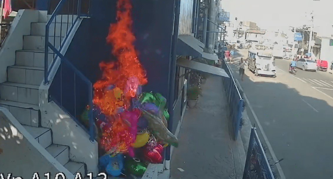 [VIDEO] Jóvenes le prenden fuego a vendedor de GLOBOS