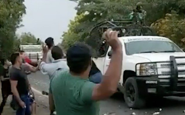 [VIDEO] Atacan a ‘huevazos’ camionetas de la Guardia Nacional