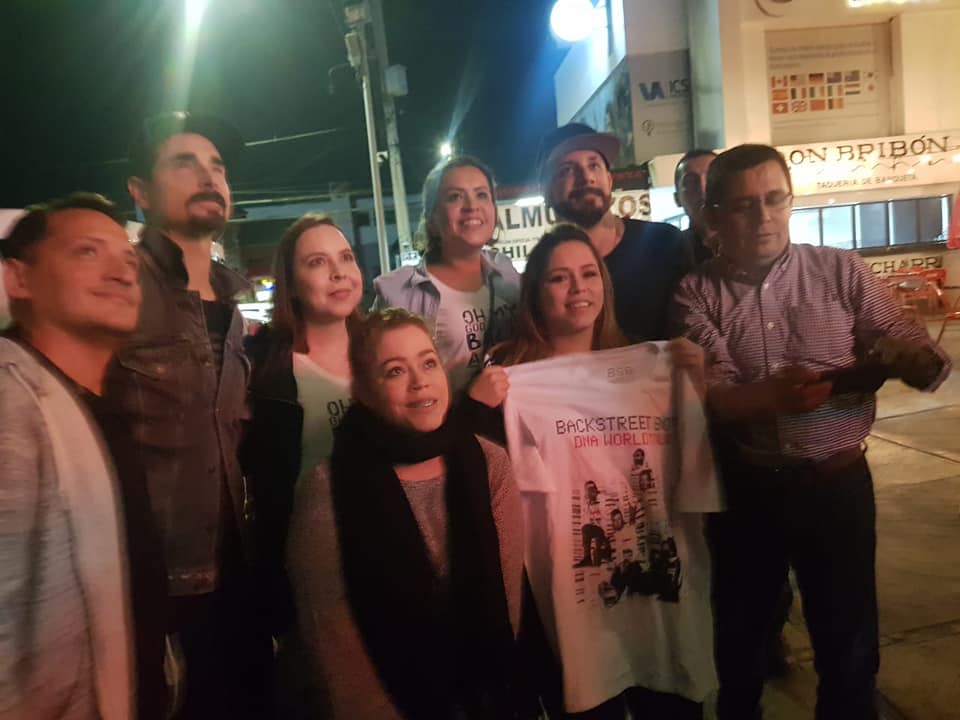 Captan a los Backstreet Boys comiendo TACOS en México