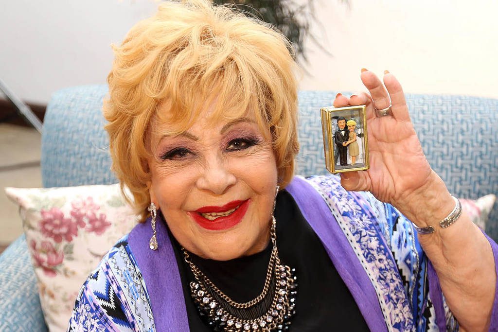 ‘Soy una monada’ dice Silvia Pinal al salir del hospital