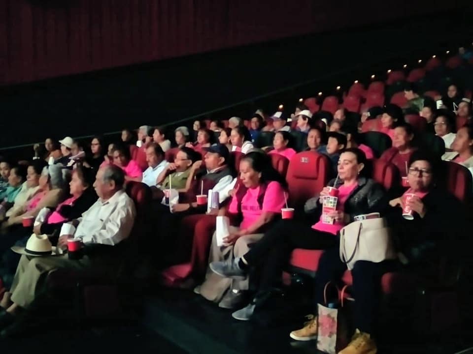 Llevan a adultos mayores de Axochiapan al cine